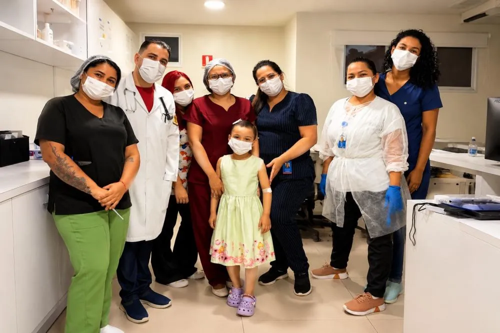 Menina de 6 anos enfrenta tumor raro sem abrir mão da infância 