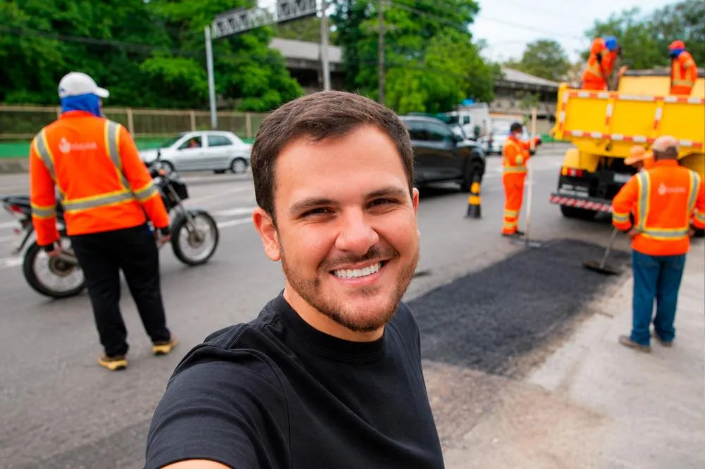 Em manhã de sol, Renato Junior fiscaliza operação “Tapa-Buracos” na André Araújo e anuncia uso de tecnologia para evitar ondulações